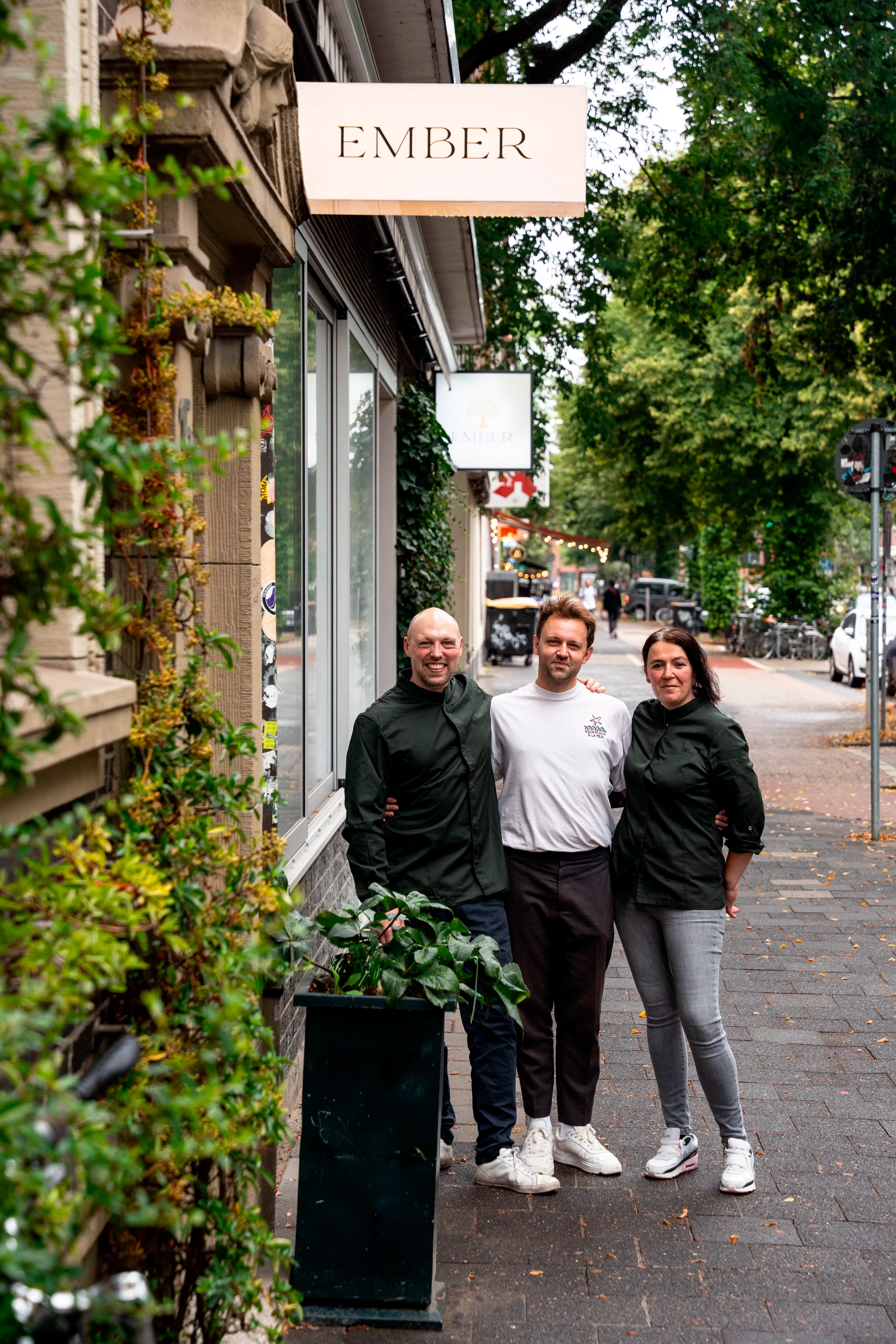 Laurin, Dominik und Dana vor dem EMBER am Hansaring 17